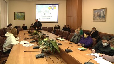 У Житомирі батьки учнів ліцею №25 прийшли під міську раду У Житомирі батьки учнів ліцею №25 прийшли під міську раду