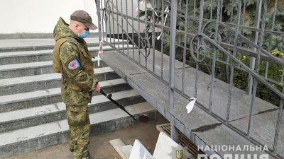 У Житомирі поліція перевіряє інформацію про замінування приміщення податкової інспекції У Житомирі поліція перевіряє інформацію про замінування приміщення податкової інспекції