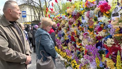 Американець створив у Львові "Стіну пам'яті" про людей, які загинули через напад Росії Американець створив у Львові "Стіну пам'яті" про людей, які загинули через напад Росії
