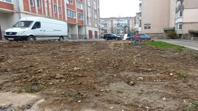 Майданчик перекопали і залишили без гойдалок: у Тернополі мешканці будинку шукають рішення Майданчик перекопали і залишили без гойдалок: у Тернополі мешканці будинку шукають рішення