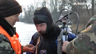 Водолаз готується до занурення у воду Водолаз готується до занурення у воду