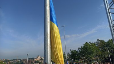 У Вінниці у День державного прапора підняли найбільший стяг в області