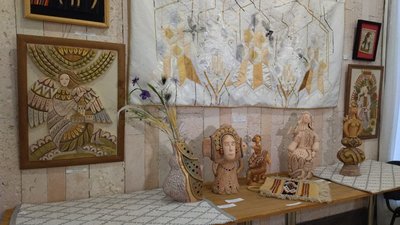 Ткацтво, панно, різьблення та живопис: у Миколаєві відкрили виставку "Об’єднані мистецтвом"