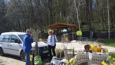 На чигиринському ярмарку чоловік продає продукцію з меду та саджанці На чигиринському ярмарку чоловік продає продукцію з меду та саджанці