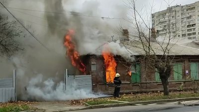 У Харкові спалахнув приватний будинок: загинув чоловік