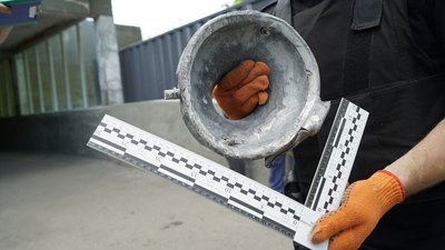 На місці нічного обстрілу Салтівки у Харкові сапери вилучили уламки "Урагану", що не розірвалися На місці нічного обстрілу Салтівки у Харкові сапери вилучили уламки "Урагану", що не розірвалися
