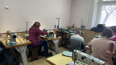 У Полтаві швачки-волонтерки відшивають розвантажувальні жилети, балаклави та білизну У Полтаві швачки-волонтерки відшивають розвантажувальні жилети, балаклави та білизну