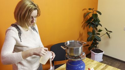 Щоб утеплити хлопців: волонтерка на Черкащині виготовляє грілки для військових Щоб утеплити хлопців: волонтерка на Черкащині виготовляє грілки для військових
