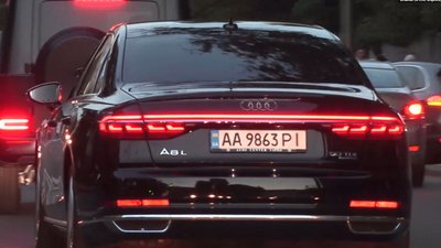 Автівка, яка виїхала з Офісу президента та попрямувала в бік елітного селища Конча-Заспа