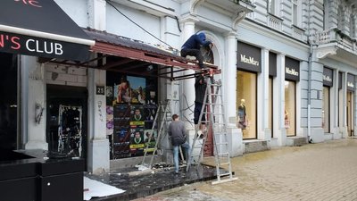 З фасаду пам'ятки архітектури в центрі Одеси прибрали незаконну забудову