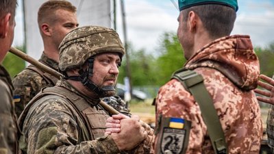 Військовий з Дніпра на протезі здолав смугу перешкод та виборов право носити штормовий берет