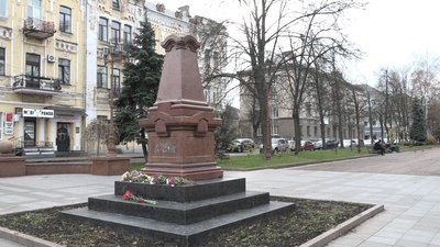 Зняли за 15 хвилин: у Житомирі демонтували бюст російському письменнику Олександру Пушкіну Зняли за 15 хвилин: у Житомирі демонтували бюст російському письменнику Олександру Пушкіну