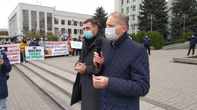У Рівному протестують проти "карантину вихідного дня" У Рівному протестують проти "карантину вихідного дня"