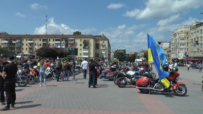 Дорогою на Львів. "Мотопробіг Єдності 2020" заїхав на годину в Івано-Франківськ Дорогою на Львів. "Мотопробіг Єдності 2020" заїхав на годину в Івано-Франківськ