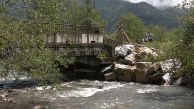 Міст зруйнувався - люди ходять пішки. Реалії прикарпатського гірського села
