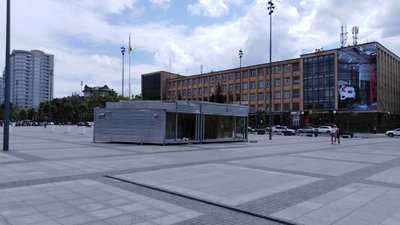 У Миколаєві на Соборній площі розпочали монтаж мобільного павільйону House of Europe У Миколаєві на Соборній площі розпочали монтаж мобільного павільйону House of Europe