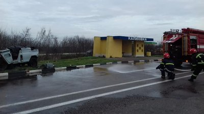 На Рівненщині перекинувся автомобіль, є травмовані На Рівненщині перекинувся автомобіль, є травмовані