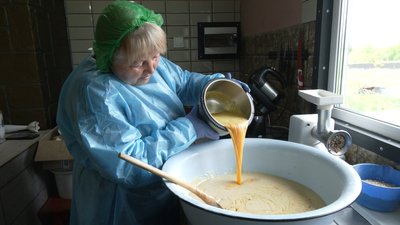 "Коли військовий побачив печиво, він впав на коліна і заплакав": волонтери Хмельниччини возять їжу "на нуль" "Коли військовий побачив печиво, він впав на коліна і заплакав": волонтери Хмельниччини возять їжу "на нуль"