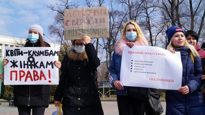 У Дніпрі провели акцію на захист прав жінок «Перекинутий борщ» У Дніпрі провели акцію на захист прав жінок «Перекинутий борщ»
