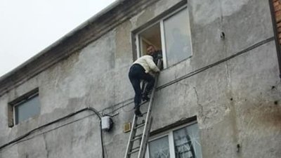 Спустилися драбиною: з пожежі на Волині врятували жінку і чотирьох дітей Спустилися драбиною: з пожежі на Волині врятували жінку і чотирьох дітей