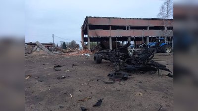 Пошкоджена сільськогосподарська техніка: росіяни вчергове обстріляли прикордоння Чернігівщини з повітря
