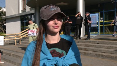 "Люди в піджачках сидять і дерибанять" — у Рівному пройшла акція "Гроші на ЗСУ, а не на дороги" "Люди в піджачках сидять і дерибанять" — у Рівному пройшла акція "Гроші на ЗСУ, а не на дороги"
