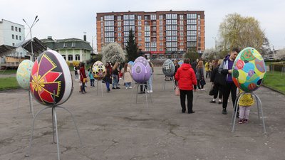 У парку на Волині встановили об'ємні писанки