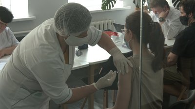 У Чернігові 350 працівників з дев'яти IT-компаній щепили вакциною «Pfizer» У Чернігові 350 працівників з дев'яти IT-компаній щепили вакциною «Pfizer»