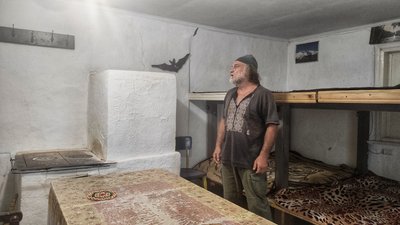 У будинку чоловік змайстрував місця для ночівлі групи людей. У будинку чоловік змайстрував місця для ночівлі групи людей.