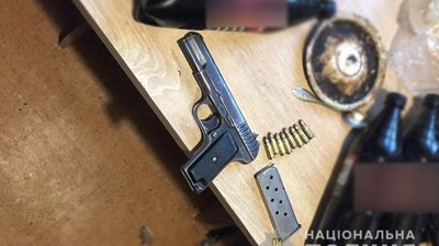 У жителя Кіровоградської області поліцейські вилучили зброю та наркотики