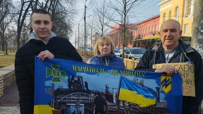 Ігор Калініченко з мамою на акції у підтримку полонених