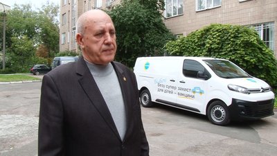 Оперативно та з дотриманням умов зберігання Холодильник на колесах для вакцин Оперативно та з дотриманням умов зберігання Холодильник на колесах для вакцин