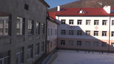 Випробування холодом. Учні початкових класів Яремчанського ліцею навчаються при температурі 10-14°C Випробування холодом. Учні початкових класів Яремчанського ліцею навчаються при температурі 10-14°C