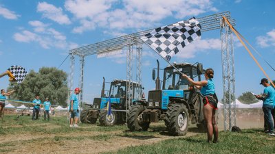 "Тракторфест": на Черкащині влаштували перегони на сільськогосподарській техніці "Тракторфест": на Черкащині влаштували перегони на сільськогосподарській техніці