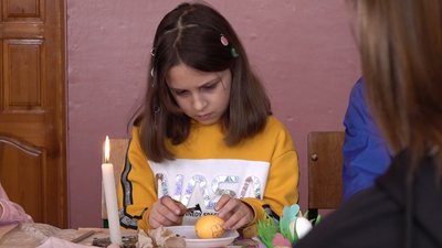 Зі спокійними думками: у селі на Черкащині провели майстер-клас для переселенців з писанкарства
