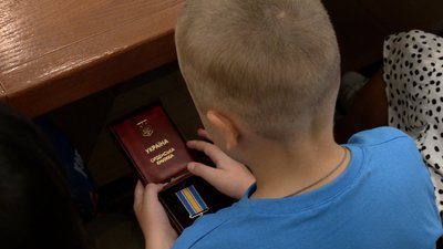 У Чернігові родинам загиблих захисників України передали державні нагороди У Чернігові родинам загиблих захисників України передали державні нагороди