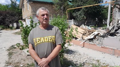 "Влучило прямо у будинок. Ми дивом вціліли". Житель Херсона про зруйнований обстрілами будинок "Влучило прямо у будинок. Ми дивом вціліли". Житель Херсона про зруйнований обстрілами будинок
