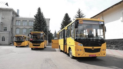Інклюзивні шкільні автобуси передали громадам Вінниччини