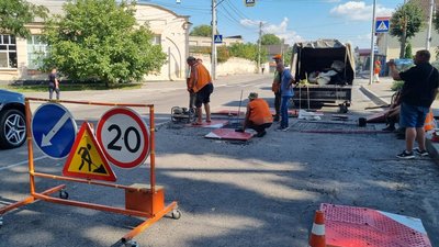 У Вінниці на дорозі вперше встановили "берлінські подушки" У Вінниці на дорозі вперше встановили "берлінські подушки"