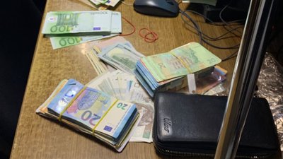 Через пункт пропуску "Шегині" двоє чоловіків намагались вивезти з України понад 3 мільйони 800 тисяч гривень Через пункт пропуску "Шегині" двоє чоловіків намагались вивезти з України понад 3 мільйони 800 тисяч гривень