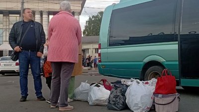 "Скидали бомби, ракети, розбивали будинки". До Дніпра прибувають евакуйовані з Бахмута та Лимана