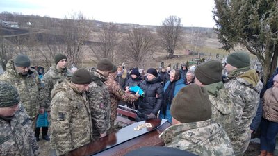 На Тернопільщині в останню дорогу провели загиблого бійця Миколу Палія На Тернопільщині в останню дорогу провели загиблого бійця Миколу Палія