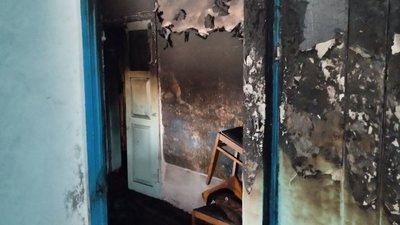 На Житомирщині під час гасіння будинку рятувальники виявили літнього господаря без ознак життя На Житомирщині під час гасіння будинку рятувальники виявили літнього господаря без ознак життя