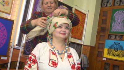 Етнографиня показала як зав'язати хустку по-святковому. Етнографиня показала як зав'язати хустку по-святковому.