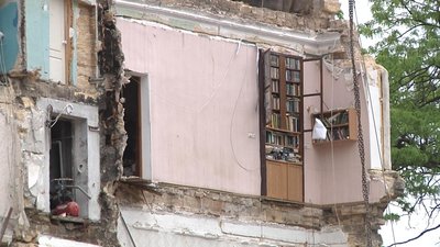В Одесі рятувальники дістають з-під завалів будинку на Торговій особисті речі мешканців В Одесі рятувальники дістають з-під завалів будинку на Торговій особисті речі мешканців