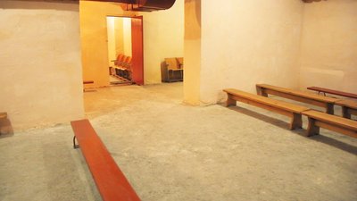 Запасний вихід, біотуалети та аптечки: як облаштовують укриття у школах на Вінниччині