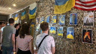 "Хочу докричатися до світу". У Кривому Розі відкрили доброчинну виставку антивоєнних плакатів Інни Ліньової