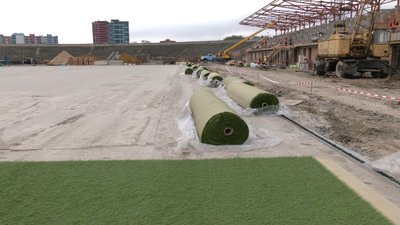 На рівненському "Авангарді" вкладають футбольний газон. Як це виглядає На рівненському "Авангарді" вкладають футбольний газон. Як це виглядає