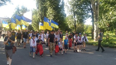 До Дня Конституції в Запоріжжі містяни пройшлись ходою та провели віче До Дня Конституції в Запоріжжі містяни пройшлись ходою та провели віче