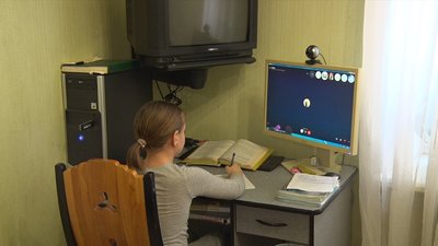 Чернівчанка викликала поліцію, бо не зрозуміла слова в підручнику